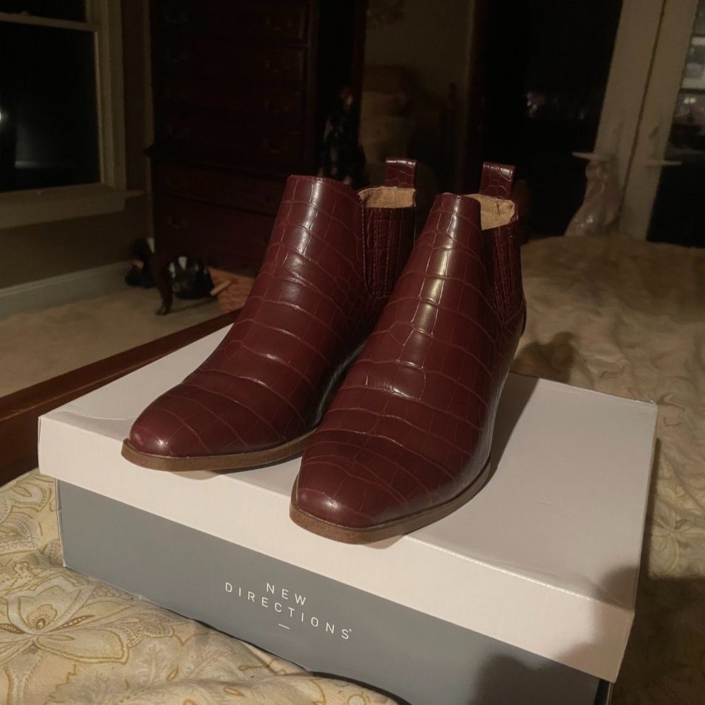 New DirectionsCroco Edie Size 7
